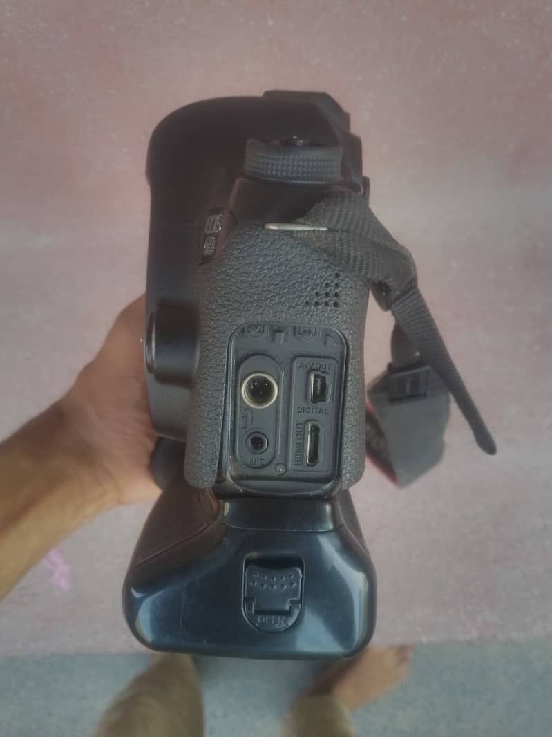 6D body urgent for sale good condition 3 battery charger and grip 2