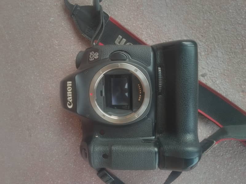 6D body urgent for sale good condition 3 battery charger and grip 3