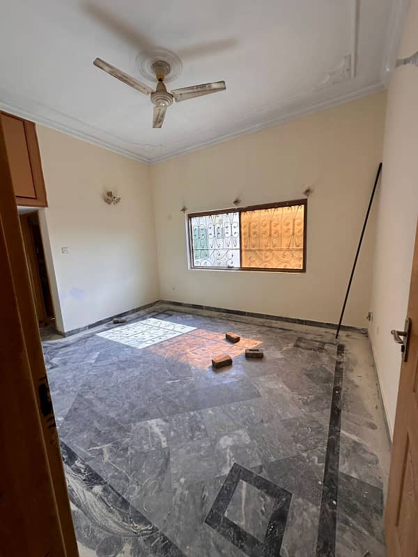 Portion for rent 3bed TV lounge darwing room 3bath kitchen Pani bijli gas miter seprat car parking location extension 3