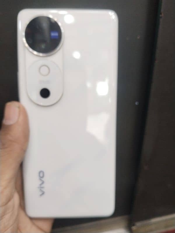 vivo V40 1