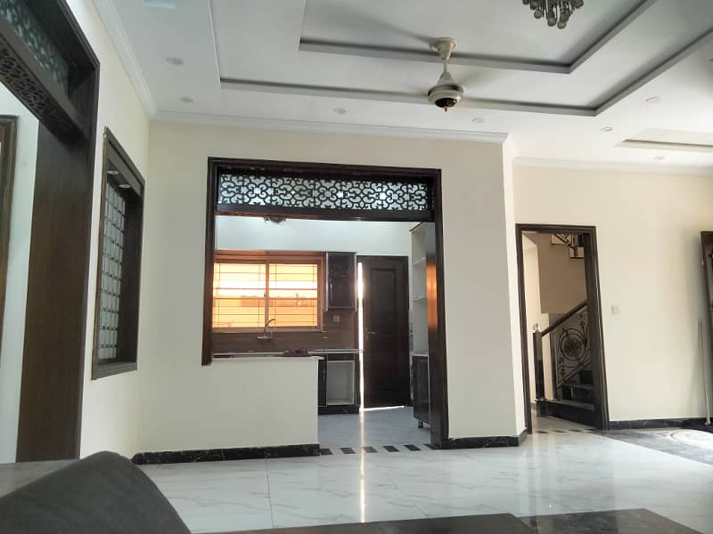 10 Marla Like New House For Rent In Bahria Town Lahore 0