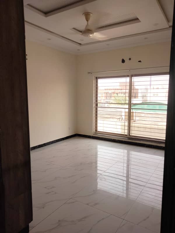 10 Marla Like New House For Rent In Bahria Town Lahore 13