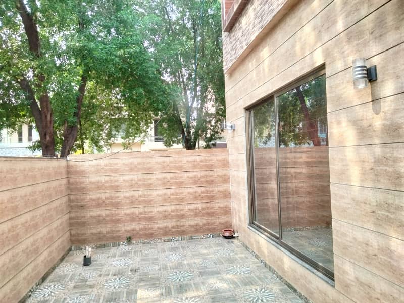 10 Marla Like New House For Rent In Bahria Town Lahore 25