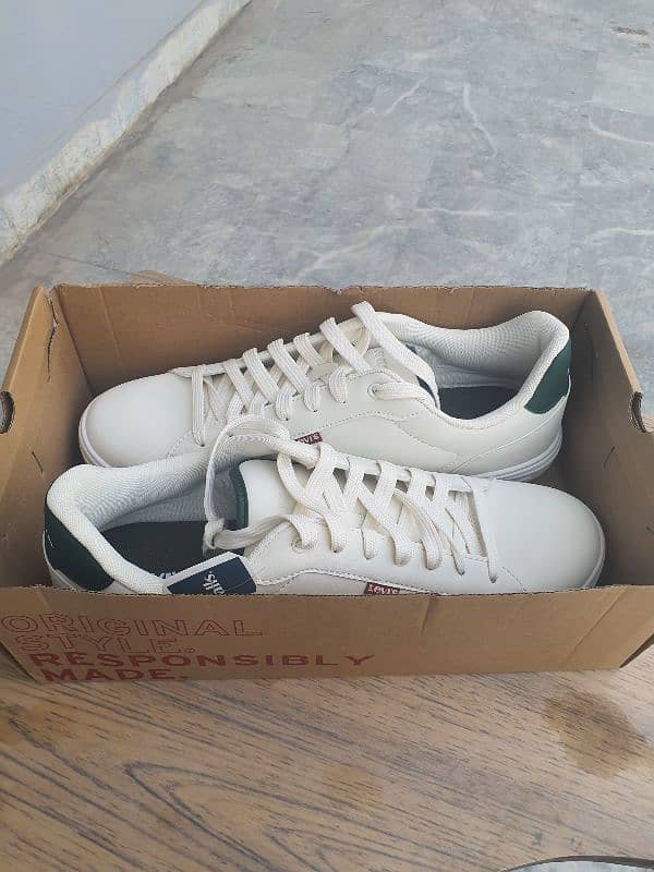 new levis carter  sneakers shoes mens. . imported size 12 number 5