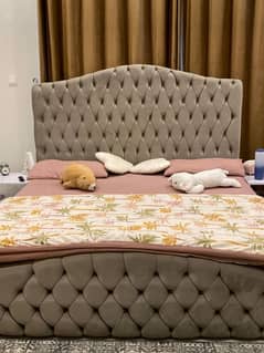 Queen bed for sale 0