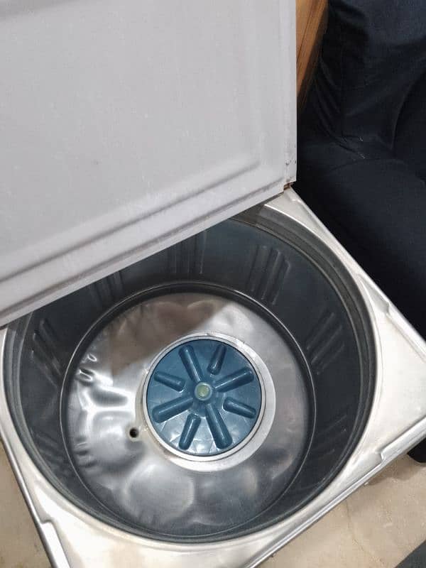 washing machine with very good condition 3