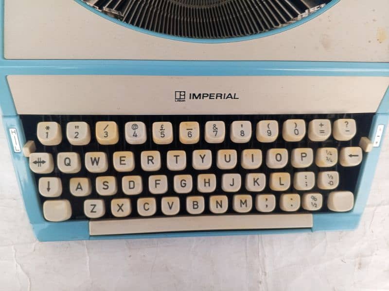 Typewriter manual imperial 4