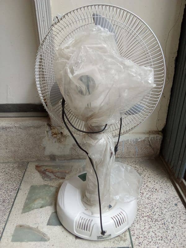 Lido Rechargeable Fan with Light 2