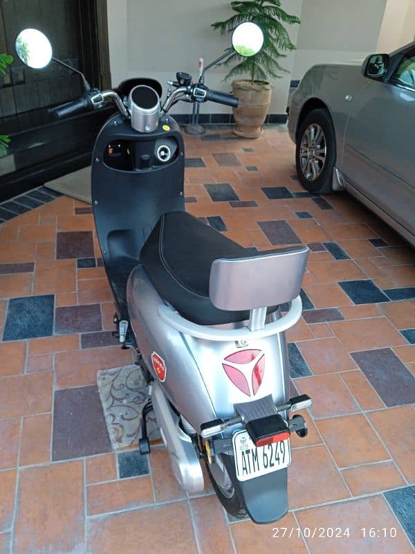 Metro M6 Electric Scooter 1