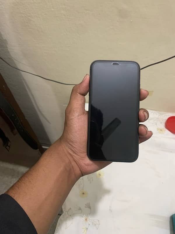 i phone 11 Fu with box 4months sim time avail urgent sale 6