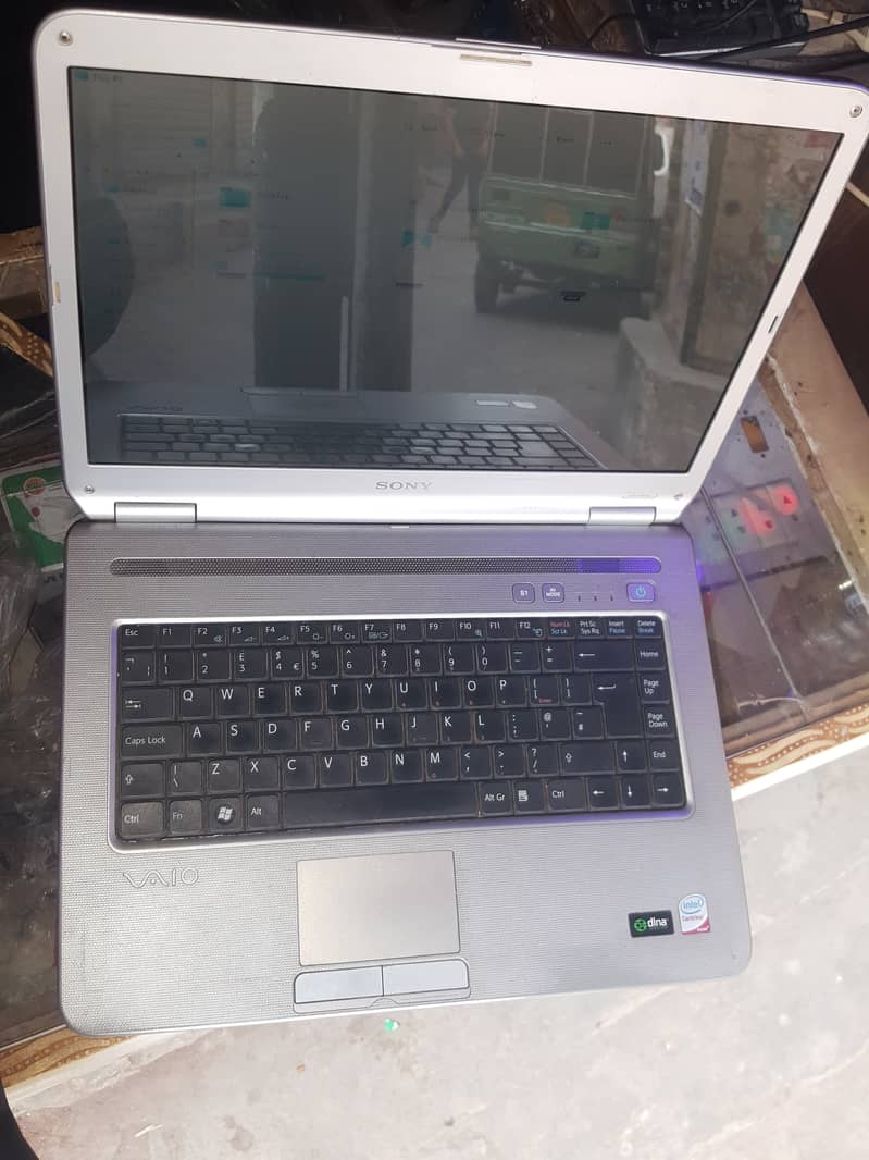 Sony Vaio Laptop VGN-NR21Z 1