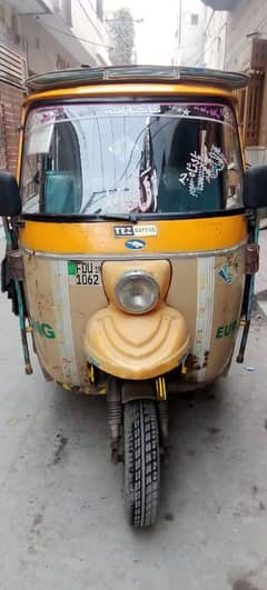 Tez raftar cng rickshaw. 6 seater.