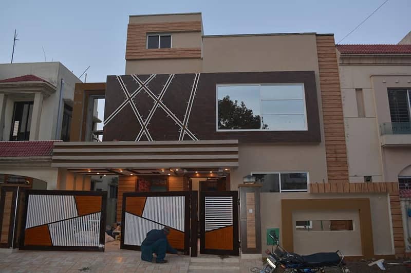 10 Marla Like Brand New House With Gas Available For Rent In Bahria Town Lahore. 0