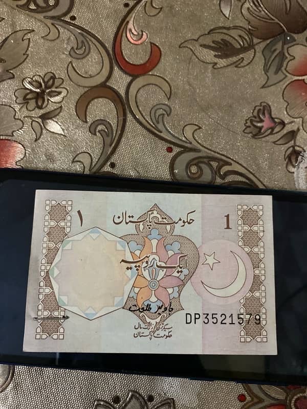 old 1 rupess note available in original condition 10/10  only 2 pieces 1