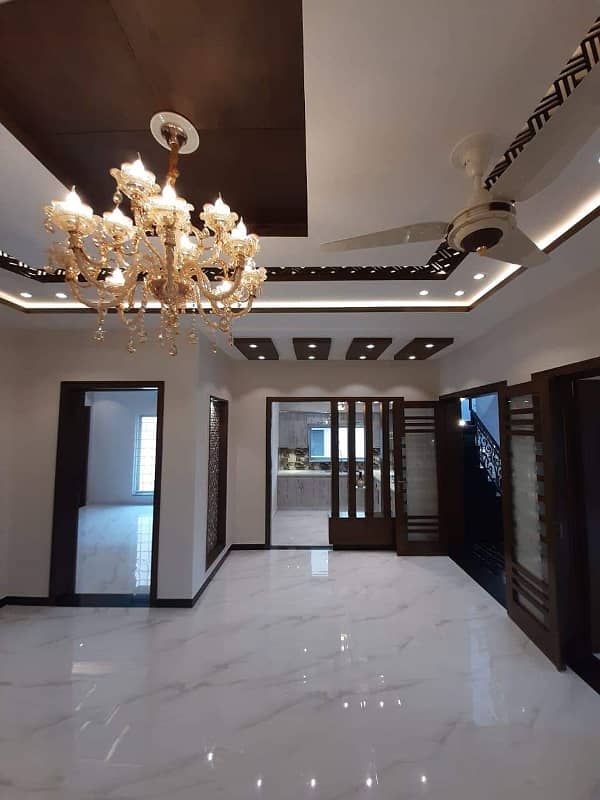 MODERN DESIGN 10 MARLA HOUSE FOR SALE IN GOOD LOCATION OF BAHRIA TOWN LAHORE 2