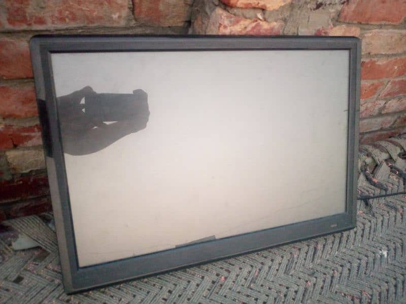 24 INCH SIMPLE LED TV FOR SALE 3