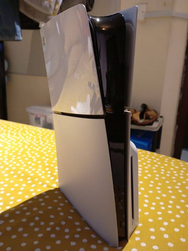 BRAND NEW CONDITION PS5 SLIM UK WITH SILICON REMOTE COVER 7