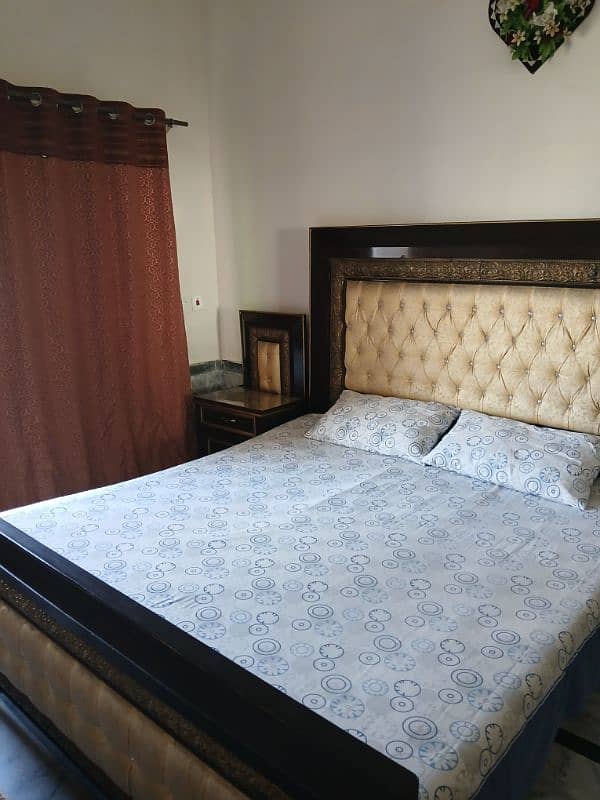 want to sell king size bed set with dressing table in reasonable price 1