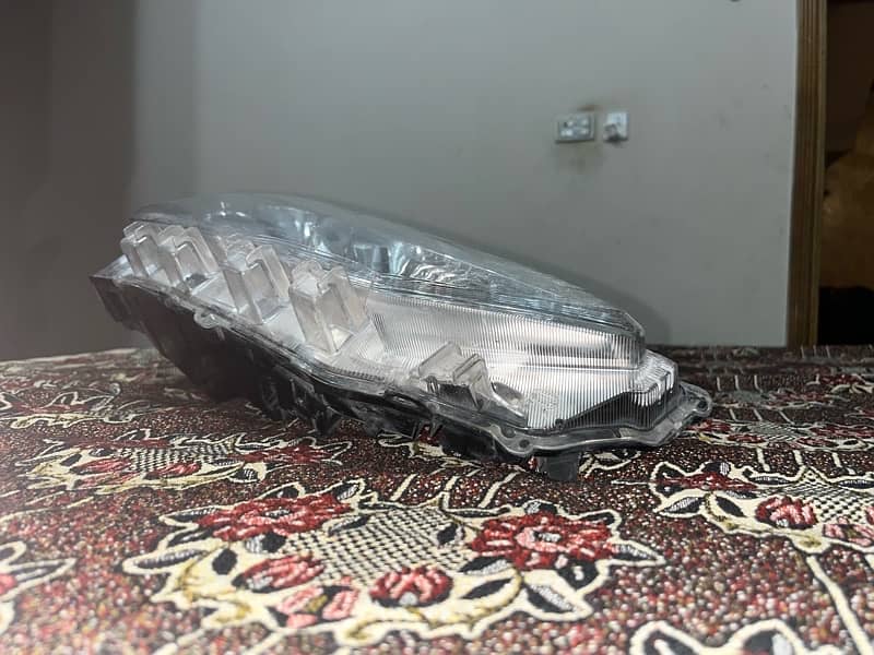 toyota Yaris 2024 model head light right side 3