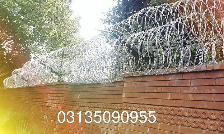 Razor wire /Chainlink Fence/ Barbed Wire Security Fence Weld mesh 11