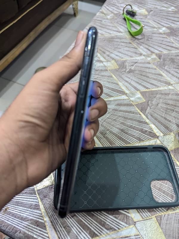 iphone 11 pro max 9/10 condition 85 health pta approved 2