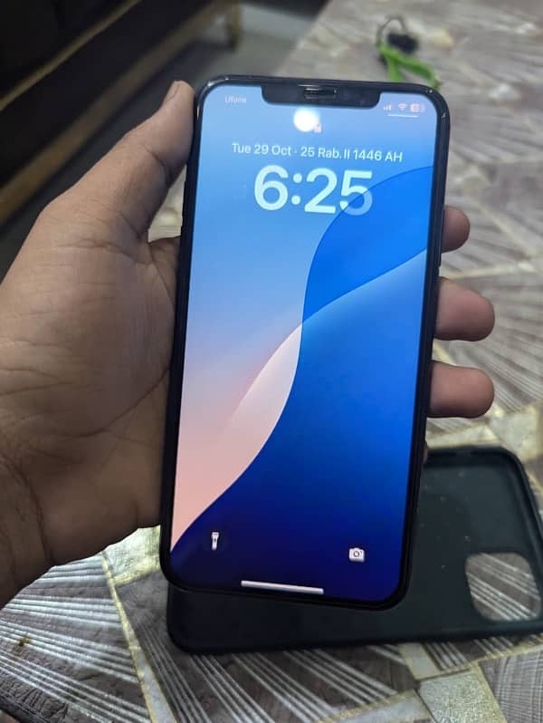 iphone 11 pro max 9/10 condition 85 health pta approved 3