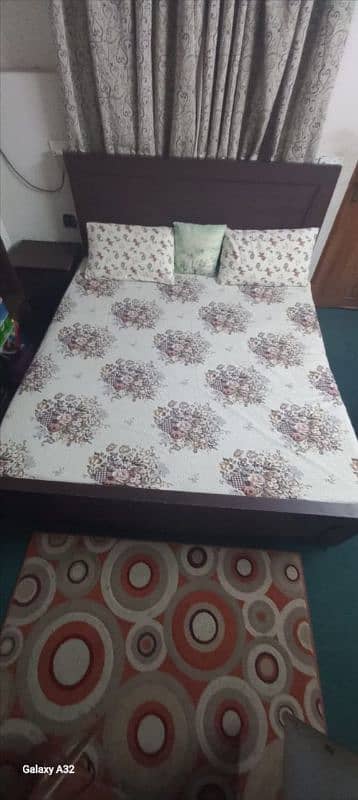 Queen bed, need of urgent sale 1