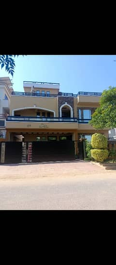 Beautiful Park Face House For Sel 2 Gas 2 bejli Metar boring Available