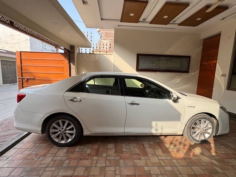 Toyota Camry hybrid  2012 4