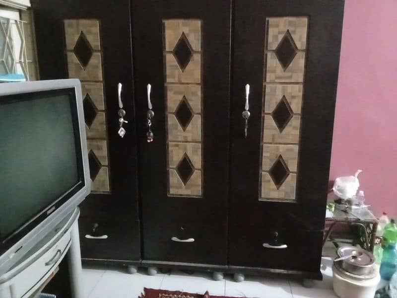 wooden king size bag and cupboard 9