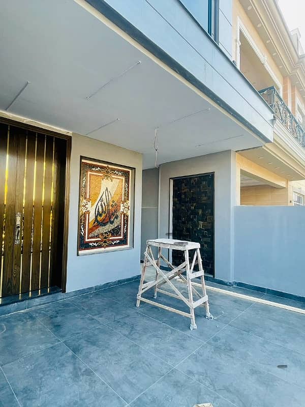 10 Marla modern House Available For Sale In Paragon City Lahore 7