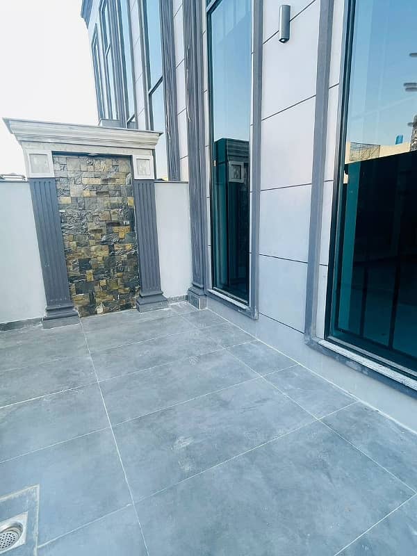 10 Marla modern House Available For Sale In Paragon City Lahore 10