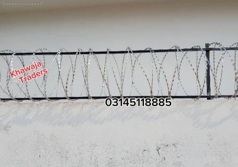 Installer - Concertina Barbed Wire Chainlink Fence Razor Blade wire 1