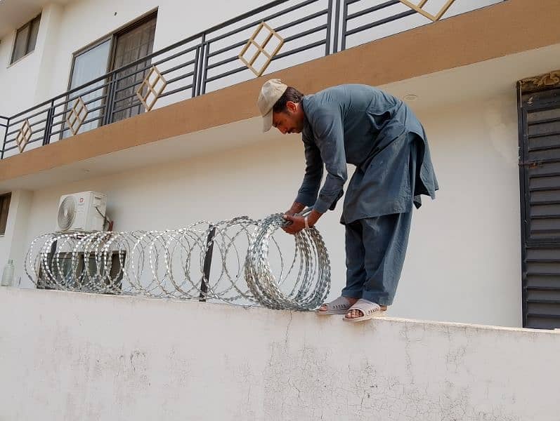 installation - Chainlink Fence Razor Blade Concertina Barbed Wire 1