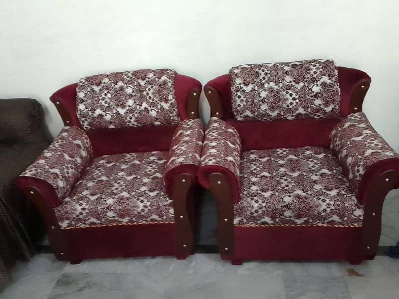 5 seater new condition sofa set with mirror table 0