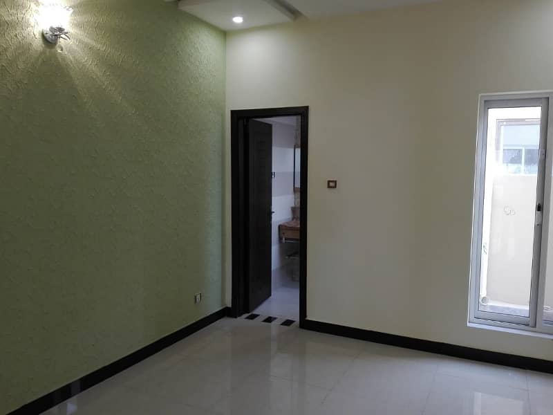 4500 Square Feet Upper Portion In Only Rs. 160000 0