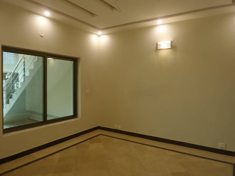 4500 Square Feet Upper Portion In Only Rs. 160000 3