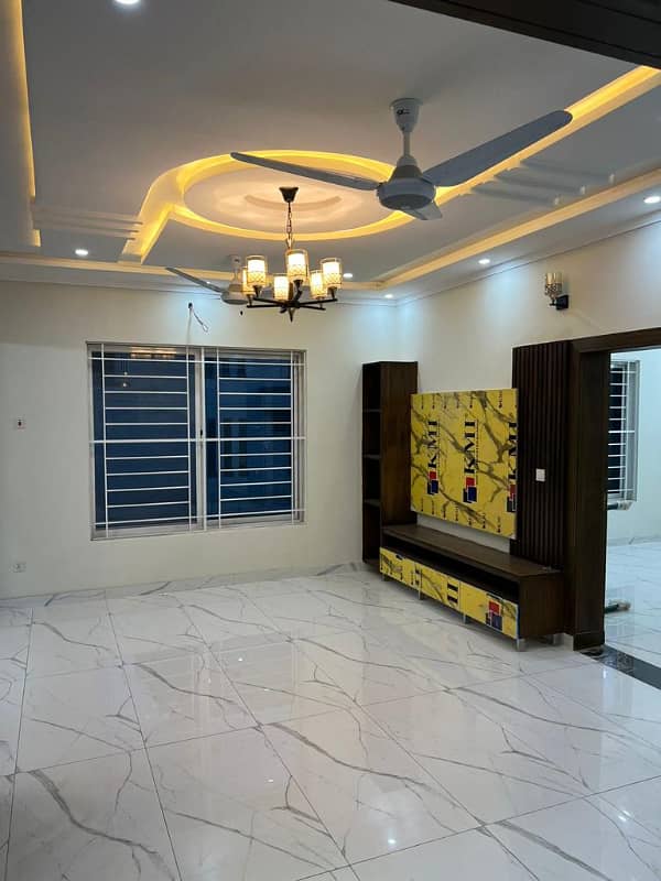 40/70 corner house for sale in pwd best location orignal pics attached sirf ak call janab 4