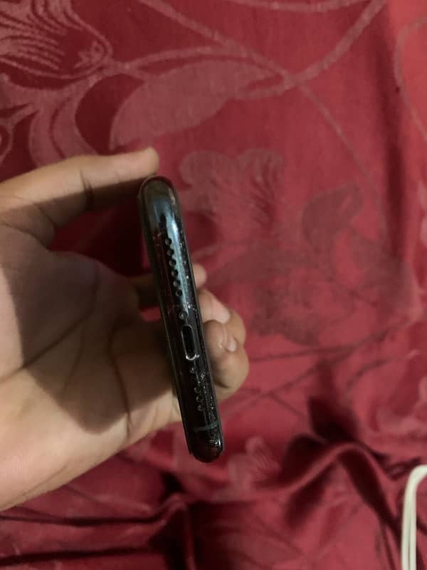 I phone 11 pro for sale banal ma black line ha 64gb 1