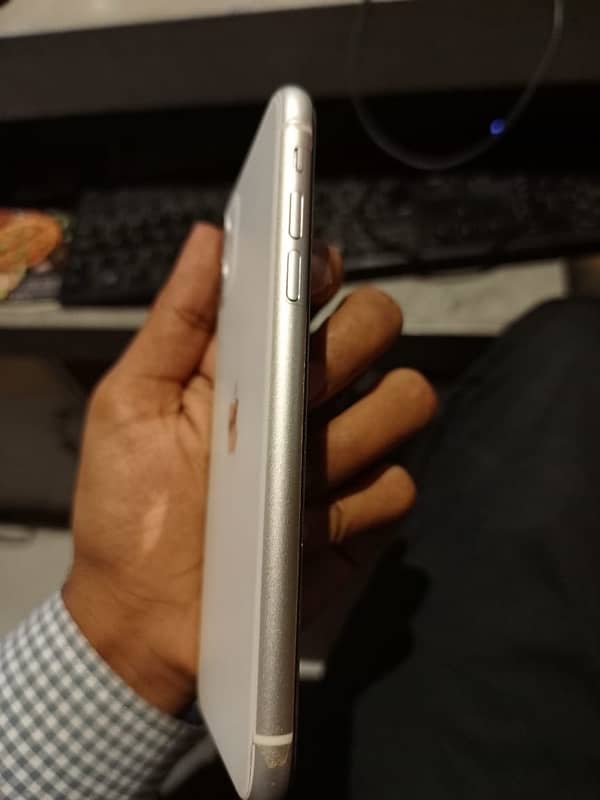 Iphone 11  White 1