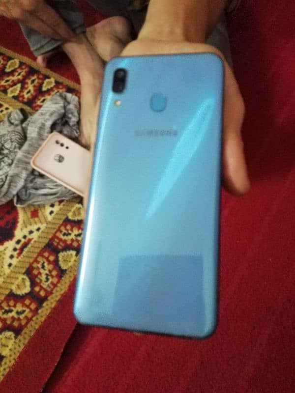 Samsung Galaxy A30 0