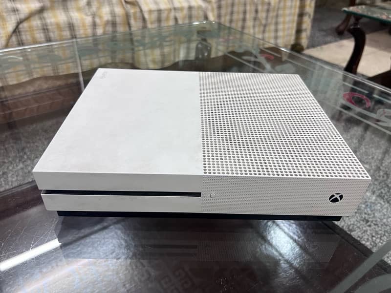 Xbox One S 1