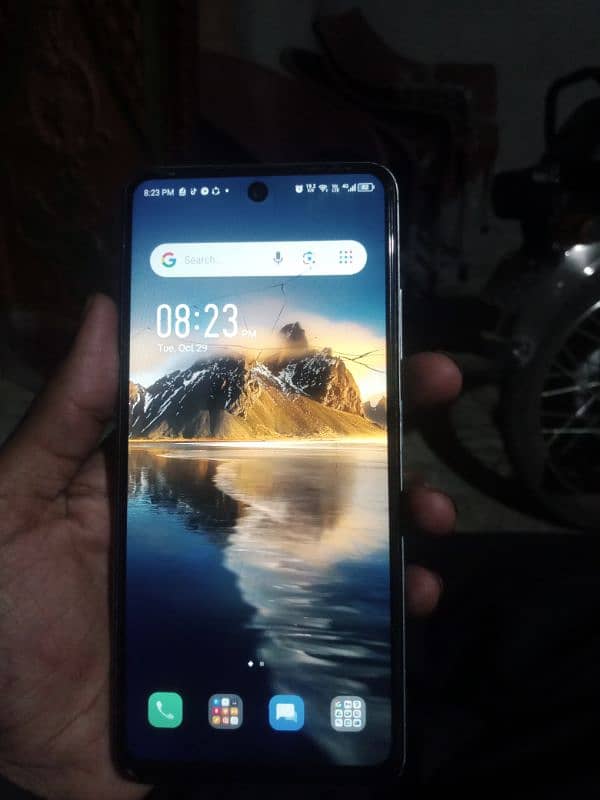 smart8 pro 8 128 with box glass crack ha work sara karta ha or all ok 1