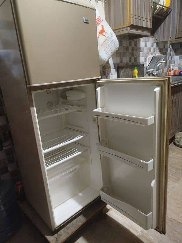 8 cbft Freezer available in good condition 4