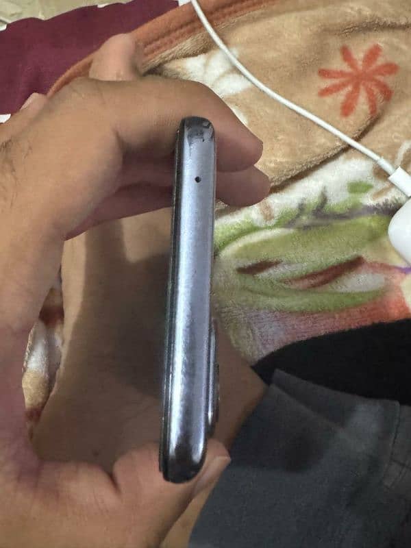 ONEPLUS9 8/128 with original charger but green line in middle 4