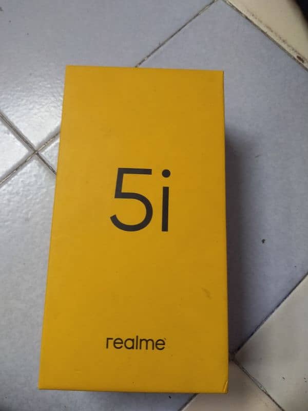 realme 5i hai 10 month used hai 4Gb/64Gb hai 6