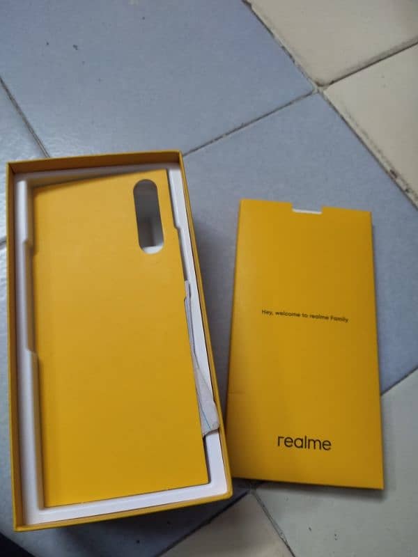 realme 5i hai 10 month used hai 4Gb/64Gb hai 7