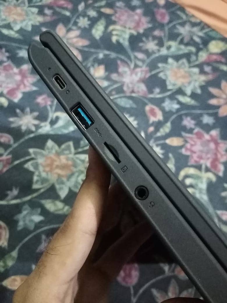 Lenovo Chromebook Touchscreen 360 10/10 6