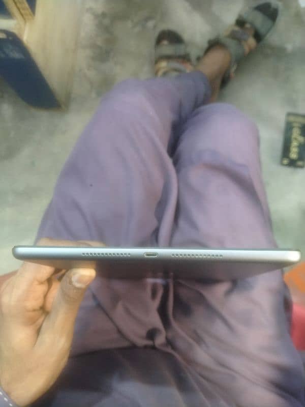 ipad 8 generation 10by9.5 all ok only finger print failed 4