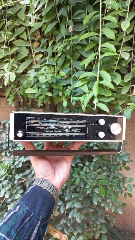 vintage two band sanyo radio 0